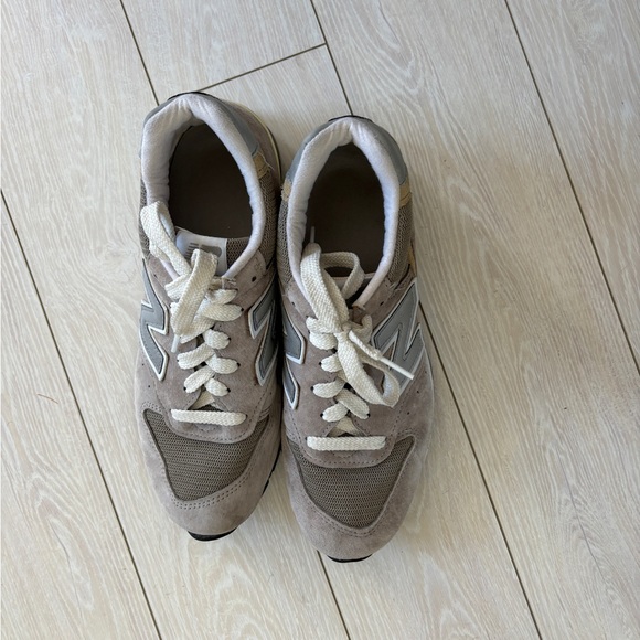 Gray new balance sneakers - Picture 2 of 4